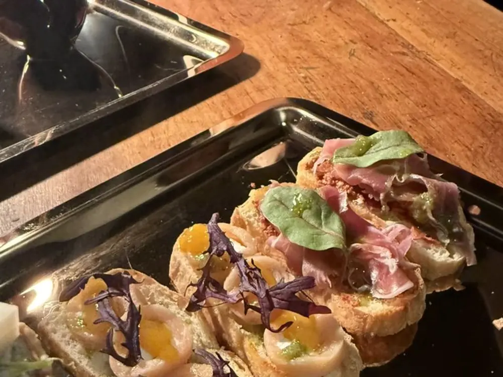 Canapés individuales alineados en una bandeja antes del servicio