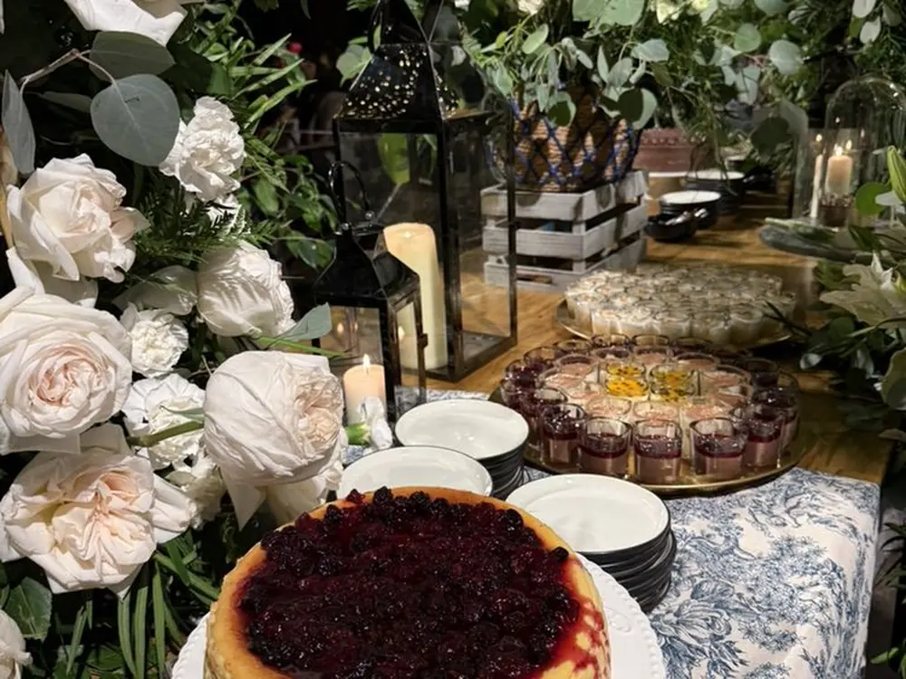 Buffet de postres decorado con flores y velas