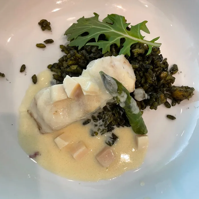 Pescado blanco en salsa cremosa con espárragos