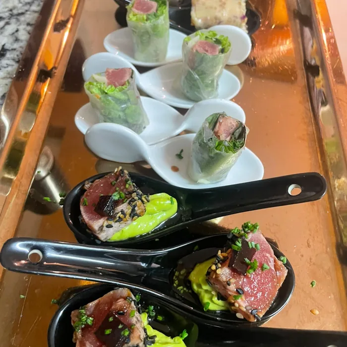 Bandeja de pocillos y cucharas de cóctel montadas para el servicio