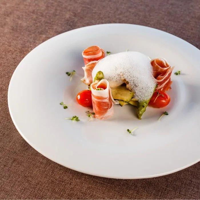 Enrollados con espuma y tomates cherry