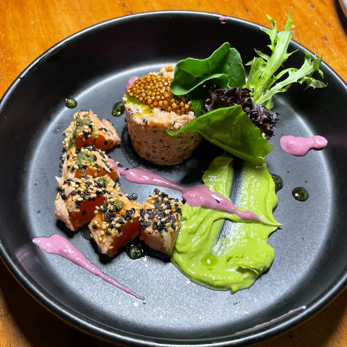 Tataki con costra de sésamo sobre puré de palta