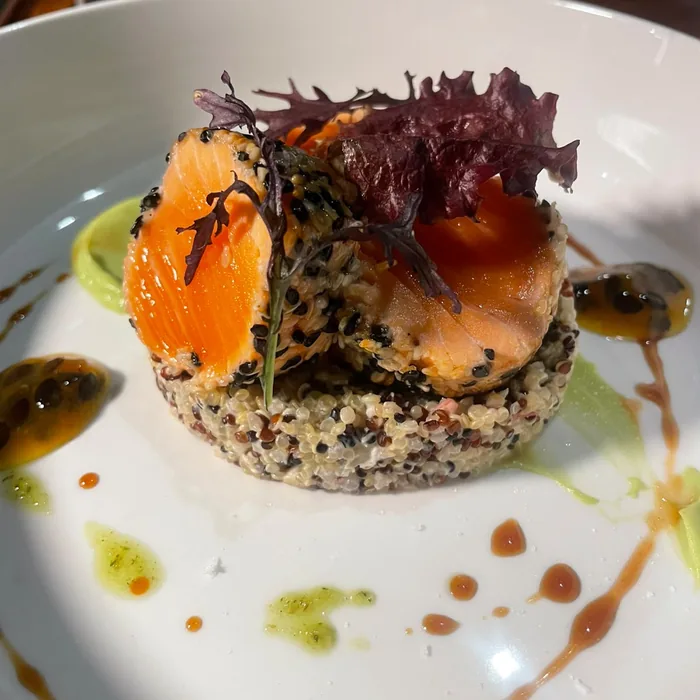 Timbal de quinoa con salmón y brotes