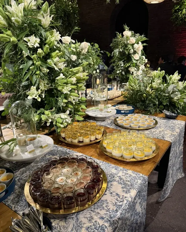 Mesa de coffee break con mousses, tartaletas y pocillos individuales servidos en bandejas