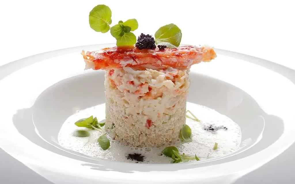 Timbal de autor en plato blanco, con brotes y caviar encima