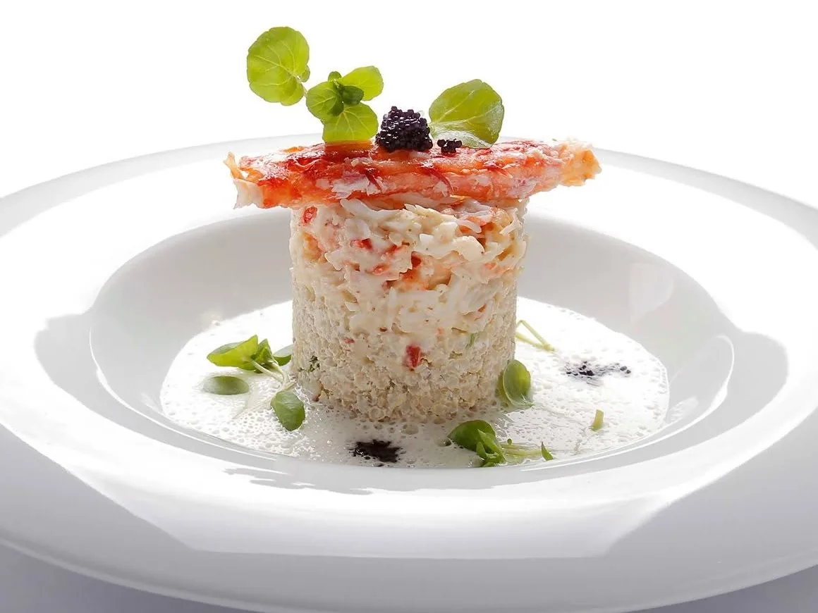 Timbal de centolla con quinoa y caviar, emplatado para un evento